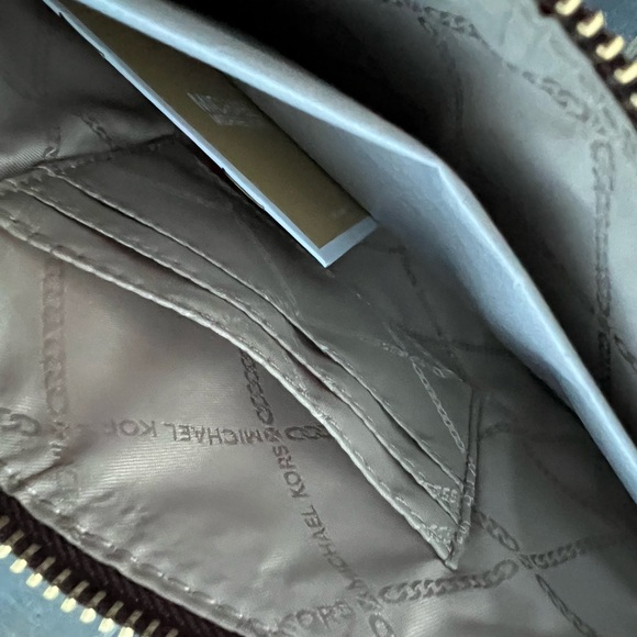 NEW MICHAEL KORS LOGO LARGE ZIP WRISTLET CLUTCH - Picture 6 of 7